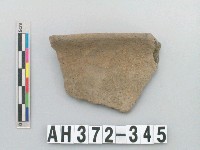 藏品(灰褐色夾砂陶口緣)的圖片